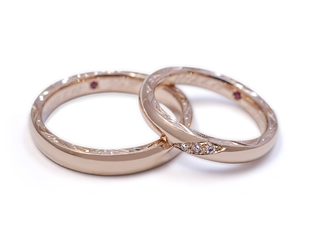 J様 (桜G ダイヤと側面の彫刻が輝く結婚指輪)
