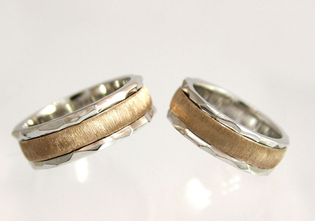 航 なおみ様 K18wg さくらg ハンマーテクスチャ ヘアラインマリッジリング 結婚指輪作品集 アトリエ フィロンドール 結婚指輪 婚約指輪